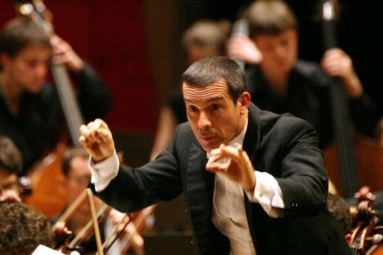Il Maestro Paolo Olmi dirige la sua  'Young Musicians European Orchestra ' -     RIPRODUZIONE RISERVATA