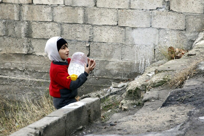 Bambino con una tanica di acqua a Damasco - RIPRODUZIONE RISERVATA