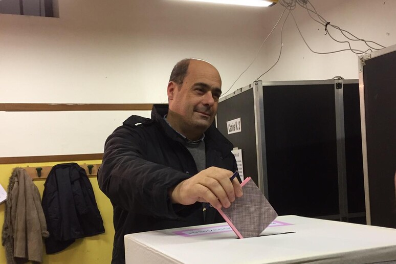 Nicola Zingaretti al voto ieri per il referendum - RIPRODUZIONE RISERVATA