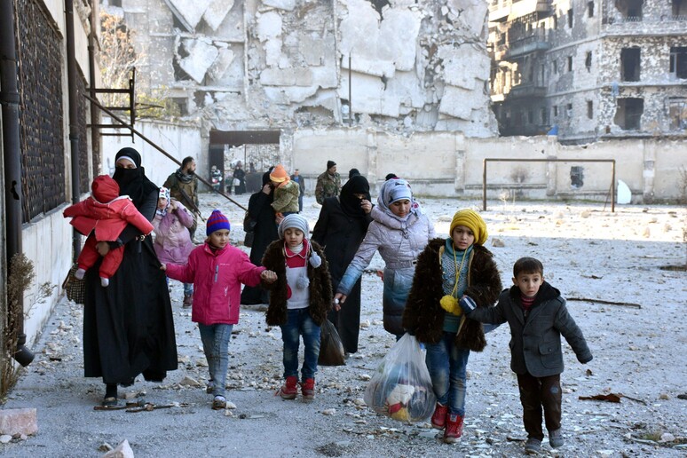Civili siriani lasciano Aleppo est © ANSA/EPA