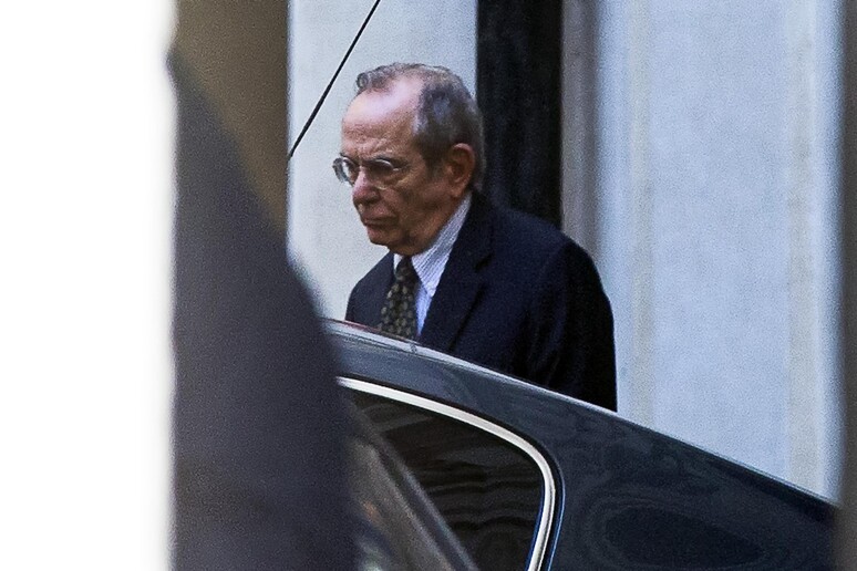 Il ministro Padoan mentre lascia Palazzo Chigi - RIPRODUZIONE RISERVATA