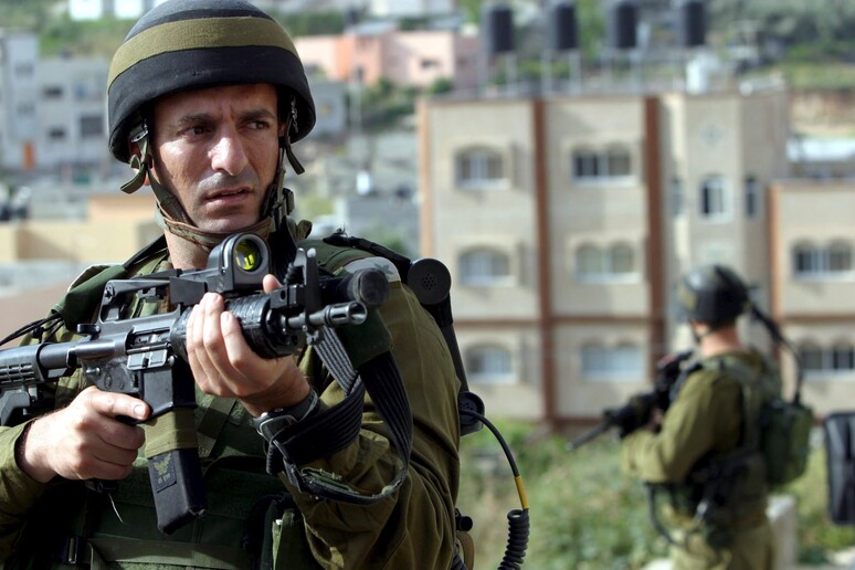 Militari israeliani in una foto d 'archivio - RIPRODUZIONE RISERVATA