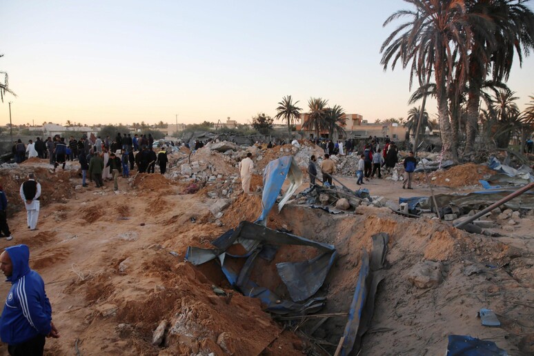 Una foto dei danni provocati dal raid Usa del 19 febbraio scorso contro un campo di addestramento a Sabrata dove si trovava il tunisino Noureddine Chouchane -     RIPRODUZIONE RISERVATA