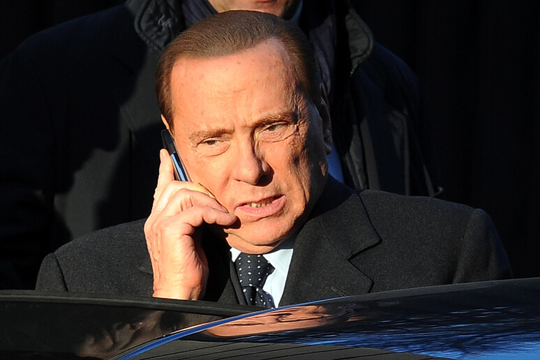Berlusconi al telefono - RIPRODUZIONE RISERVATA