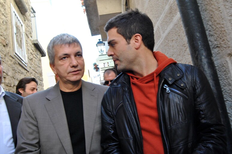 Il presidente della Regione Puglia Nichi Vendola (s) con il compagno Eddy Testa - RIPRODUZIONE RISERVATA
