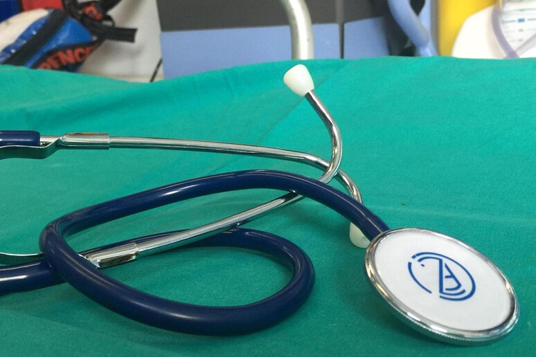 Uno stetoscopio appoggiato su un lettino all 'interno di un ambulatorio in una immagine d 'archivio - RIPRODUZIONE RISERVATA