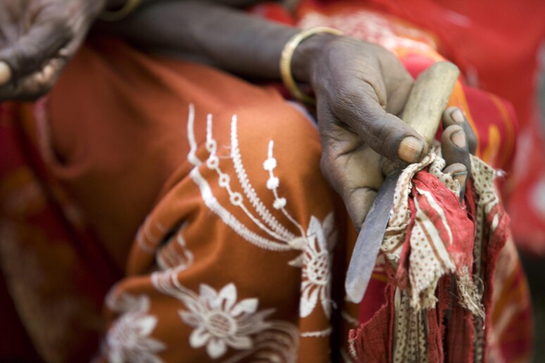 Uno strumento usato per una mutilazione genitale (Fonte Unicef) - RIPRODUZIONE RISERVATA