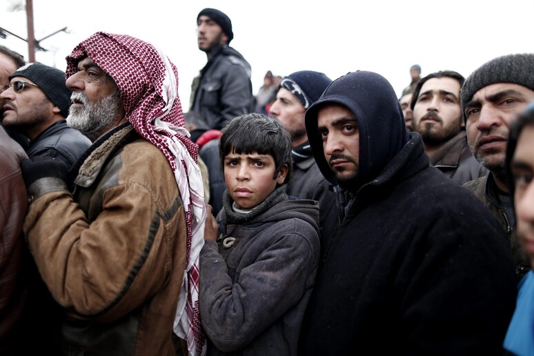 Migliaia di civili siriani in fuga da Aleppo e dalle zone limitrofe premono ai confini meridionali della Turchia © ANSA/EPA