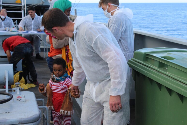 Migranti: pediatri a bordo mezzi Guardia Costiera in Egeo - RIPRODUZIONE RISERVATA