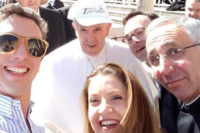 Il selfie di Papa Francesco con gli studenti dell 'Istituto Zaccaria di Milano - RIPRODUZIONE RISERVATA