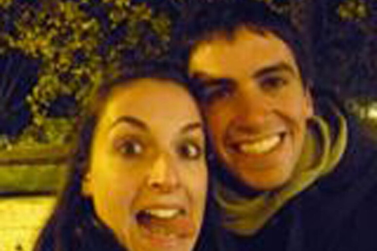 Valeria Solesin con il fratello Dario in una foto postata dallo stesso Dario sul suo profilo Facebook - RIPRODUZIONE RISERVATA