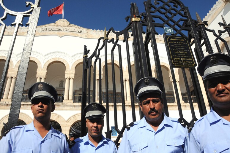 Polizia di fronte a tribunale di Tunisi -     RIPRODUZIONE RISERVATA