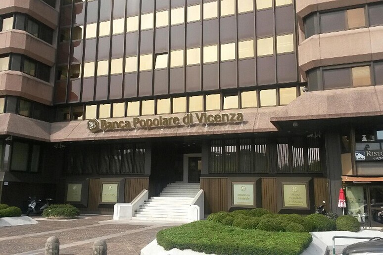 L 'esterno della sede della Banca Popolare di Vicenza - RIPRODUZIONE RISERVATA