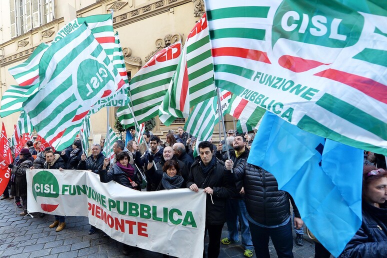 Manifestazione sindacale, bandiere della Cisl - RIPRODUZIONE RISERVATA