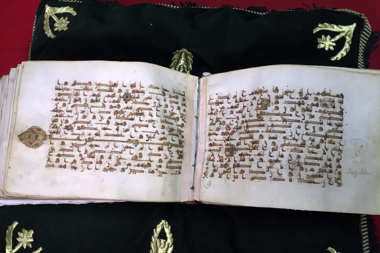 La più antica copia del Corano della biblioteca Qarawiyyin a Fez, in Marocco. Risale al IX secolo ed è scritto in caratteri cufici © ANSA/AP