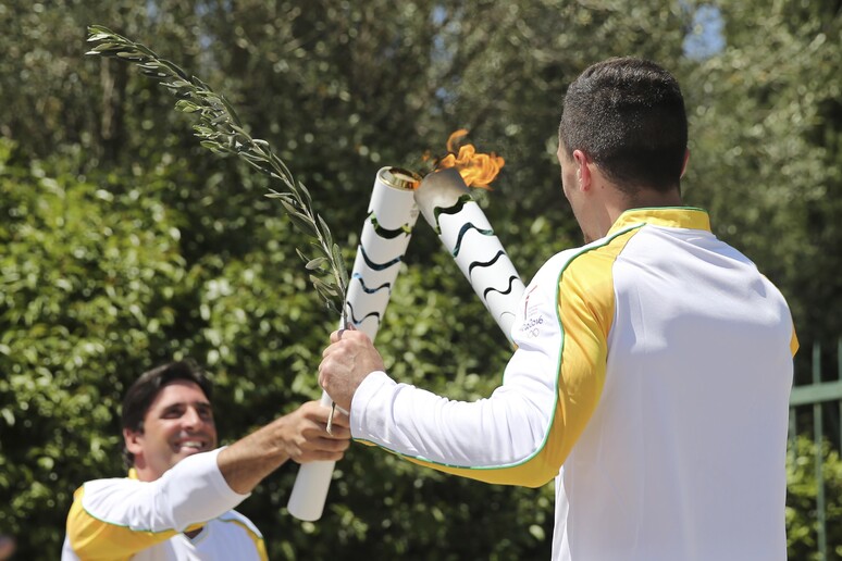 Rio: accesa fiaccola a Olimpia, parte corsa a Giochi © ANSA/AP