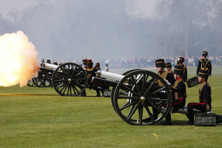 Colpi di cannone per salutare i 90 anni della regina Elisabetta © ANSA/AP