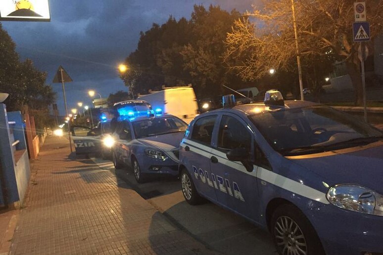 Cagliari auto Polizia controlli notte - RIPRODUZIONE RISERVATA