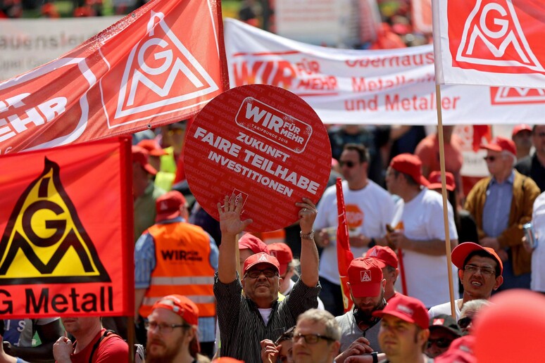 Una recente manifestazione a Colonia del sindacato tedesco IG Metall - RIPRODUZIONE RISERVATA