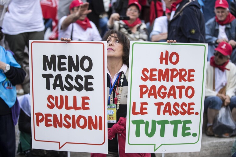 Una manifestazione di pensionati a Roma - RIPRODUZIONE RISERVATA