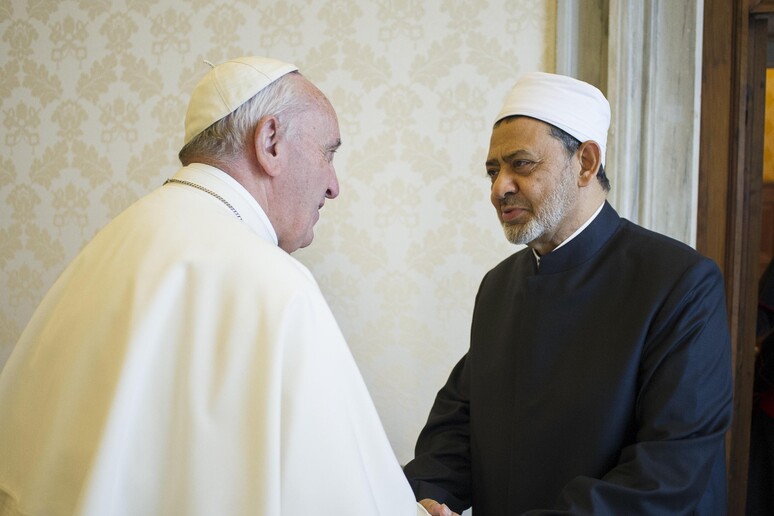 Ahmad Al-Tayyib, il grande imam di Al-Azhar, ricevuto in Vaticano da papa Francesco nel maggio scorso -     RIPRODUZIONE RISERVATA