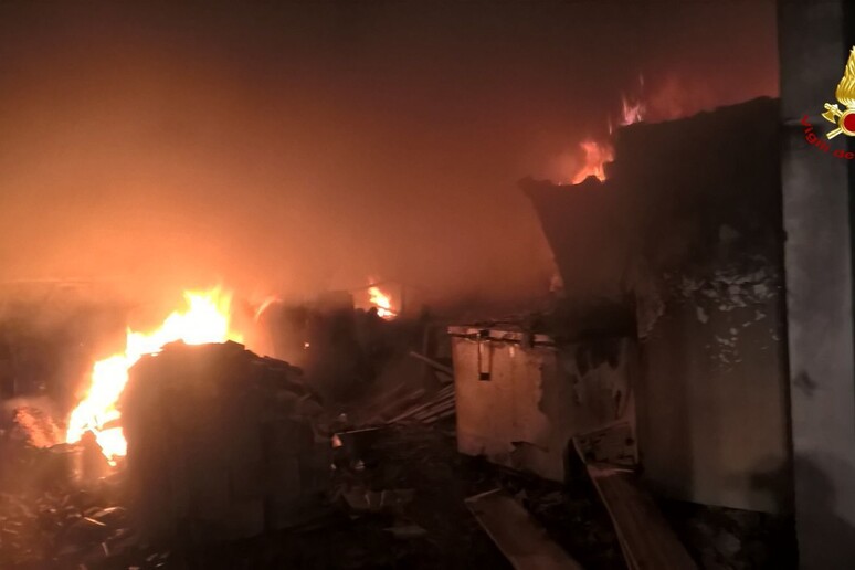 Incendio capannone a Campodarsego - RIPRODUZIONE RISERVATA