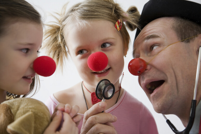 I clown dottori riducono l 'ansia dei bimbi nei Pronto Soccorso - RIPRODUZIONE RISERVATA
