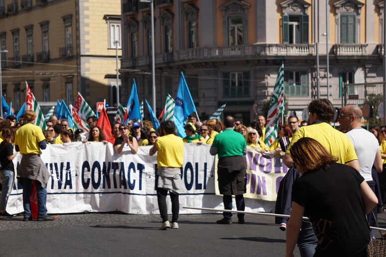 Corteo per le strade del centro di Napoli dei lavoratori Almaviva e Gepin, foto del 31 marzo 2016 - RIPRODUZIONE RISERVATA