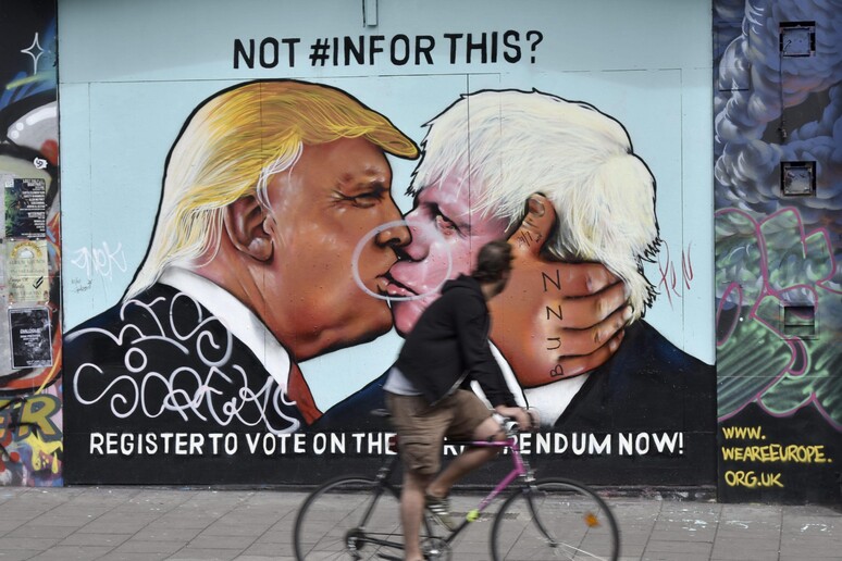Un murales di Bristol che rappresenta un bacio tra Boris Johnson, ex sindaco di Londra e supporter della Brexit e Donald Trump © ANSA/EPA