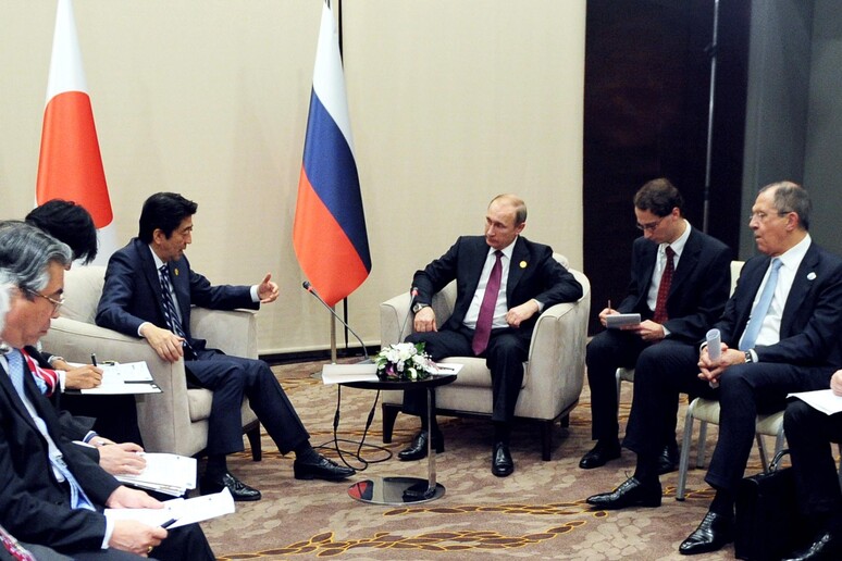 Vladimir Putin, Shinzo Abe, Sergey Lavrov © ANSA/AP
