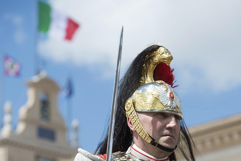 Un momento del cambio della Guardia solenne con lo schieramento e lo sfilamento del Reggimento  Corazzieri e della Fanfara del IV Reggimento Carabinieri a cavallo - RIPRODUZIONE RISERVATA