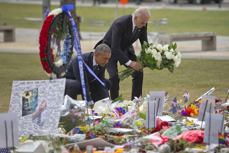 Barack Obama e Joe Biden, fiori per le vittime del Pulse © ANSA/AP