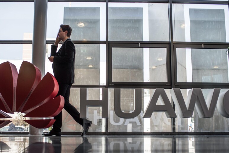 Huawei si fa in 3, in arrivo linea P20 - RIPRODUZIONE RISERVATA