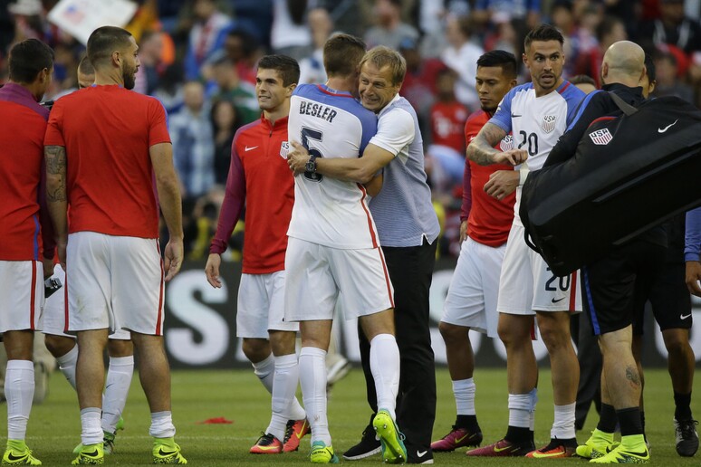Jurgen Klinsmann (d) abbraccia Matt Besler alla fine di Usa-Ecuador © ANSA/AP