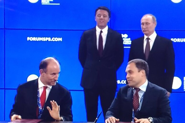 Gli accordi firmati a forum di San Pietroburgo, 17 giugno 2016. UFFICIO STAMPA GRUPPO CASSA DEPOSITI E PRESTITI - RIPRODUZIONE RISERVATA