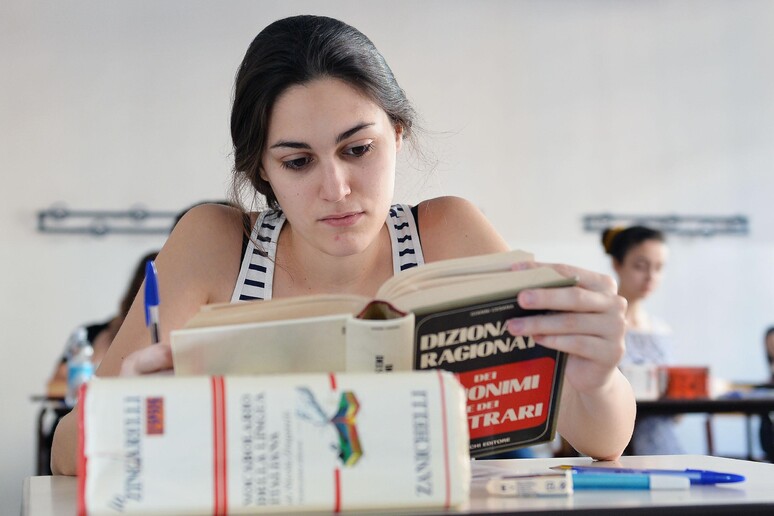 Una ragazza alle prese con la prova di italiano all 'esame di maturita ' - RIPRODUZIONE RISERVATA