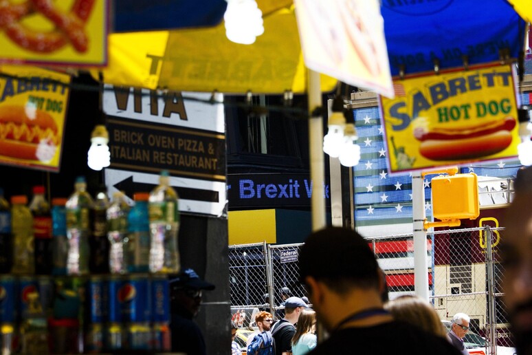 Notizie sulla Brexit a Times Square © ANSA/EPA