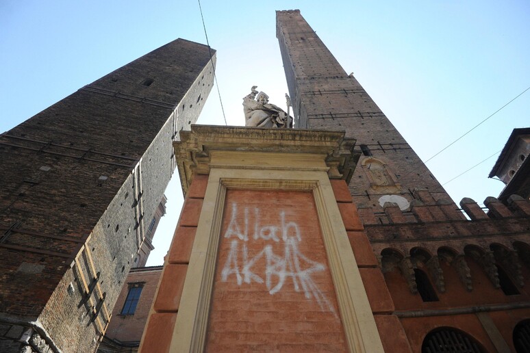 Scritta  'Allah akbar ' su statua San Petronio a Bologna - RIPRODUZIONE RISERVATA