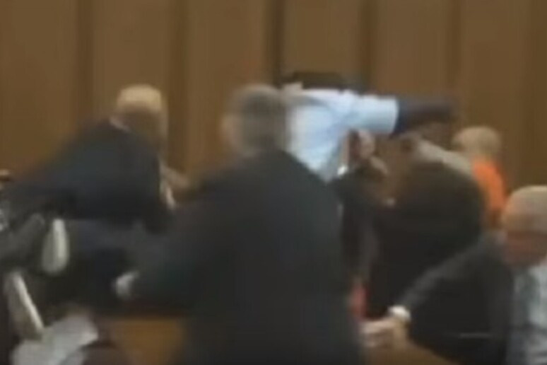 Un frame del video in cui il papa ' di una delle vittime cerca di aggredire l 'imputato - RIPRODUZIONE RISERVATA