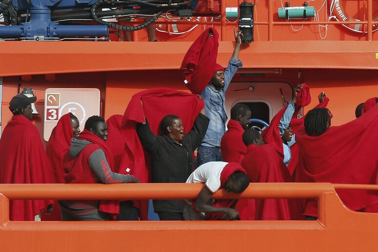 Migranti: blitz forze Ue, abbordata nave scafisti © ANSA/EPA