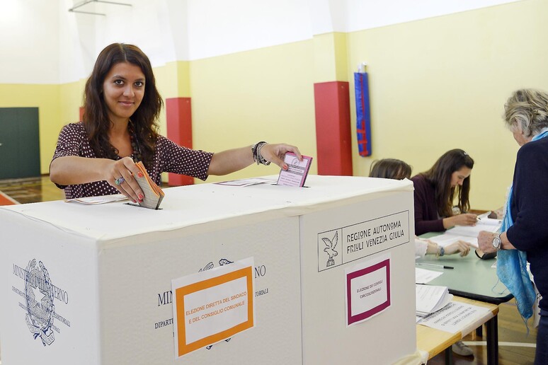 Un 'elettrice al voto in una foto d 'archivio - RIPRODUZIONE RISERVATA