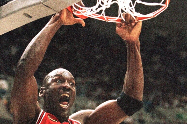 Michael Jordan in campo nel 1999 - RIPRODUZIONE RISERVATA