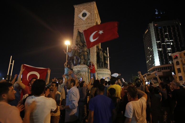 Militari turchi in piazza © ANSA/AP