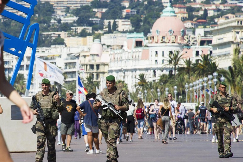 Soldati francesi sul lungomare Promenade des Anglais a Nizza dove è avvenuto l 'attacco del 14 luglio -     RIPRODUZIONE RISERVATA