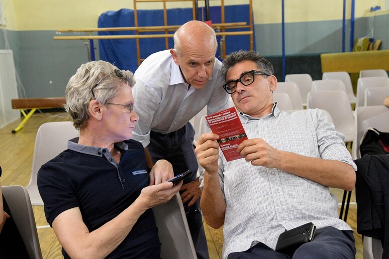 Mark Cowell, Vittorio Agnoletto, Lorenzo Guadagnucci durante un convegno sul G8 in una foto d 'archivio - RIPRODUZIONE RISERVATA