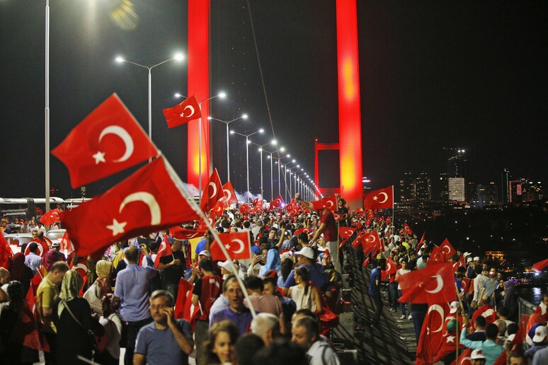 'Presidio di democrazia ' dei sostenitori di Erdogan sul ponte del Bosforo a Istanbul © ANSA/AP