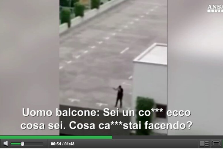 Un frame del video in cui un uomo insulta il killer di Monaco - RIPRODUZIONE RISERVATA