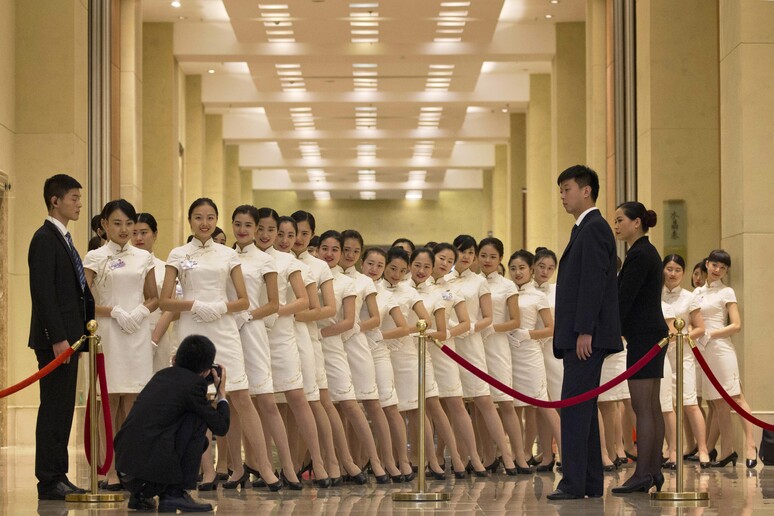 Hostess in posa per le foto al G20 dei ministri Economici in Cina © ANSA/AP