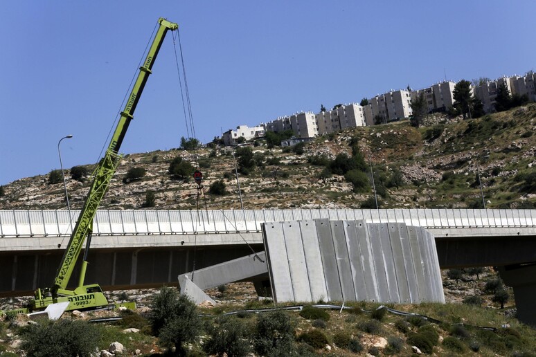 Lavori per l 'edificazione della Barriera di separazione vicino al villaggio palestinese di Beit Jala -     RIPRODUZIONE RISERVATA
