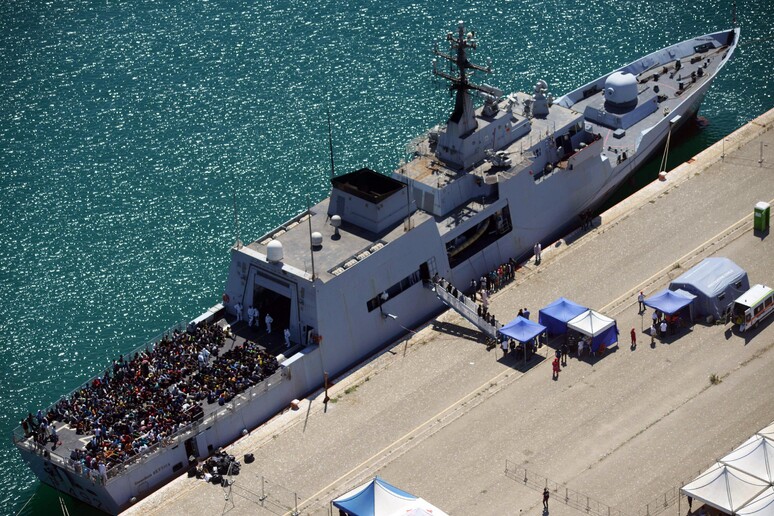 La nave della Marina militare Bettica - RIPRODUZIONE RISERVATA